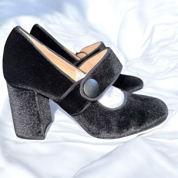 New in Box BLACK VELVET ELLIE HEELS with Block Heels Size 7 Fits like a Size 6